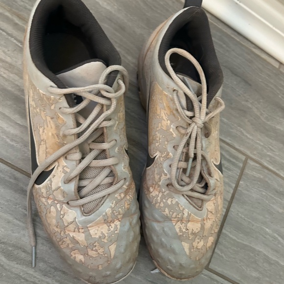 Nike Gray Softball Cleats - Picture 2 of 3